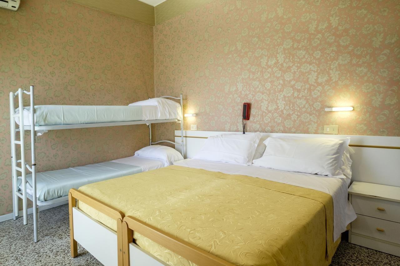 Hotel Giumer リミニ エクステリア 写真
