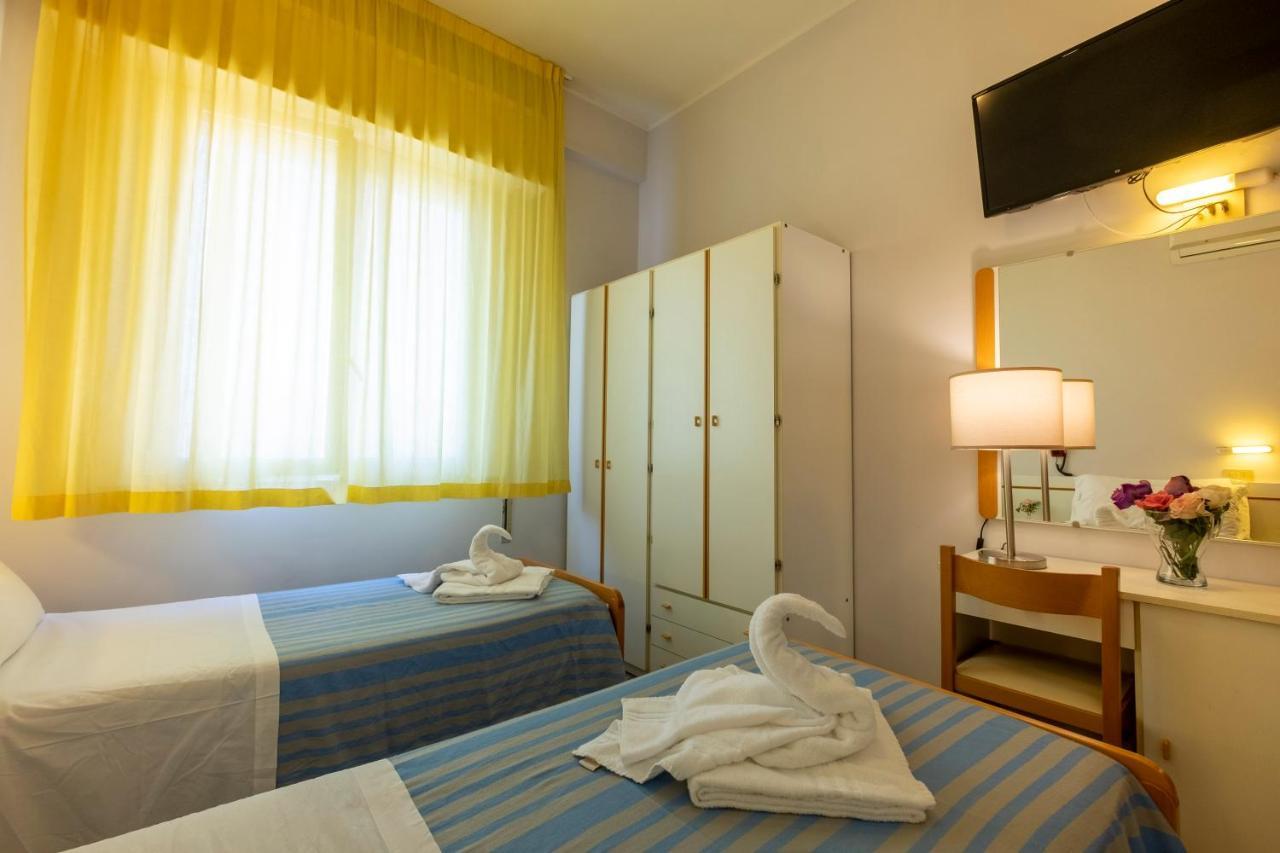 Hotel Giumer リミニ エクステリア 写真