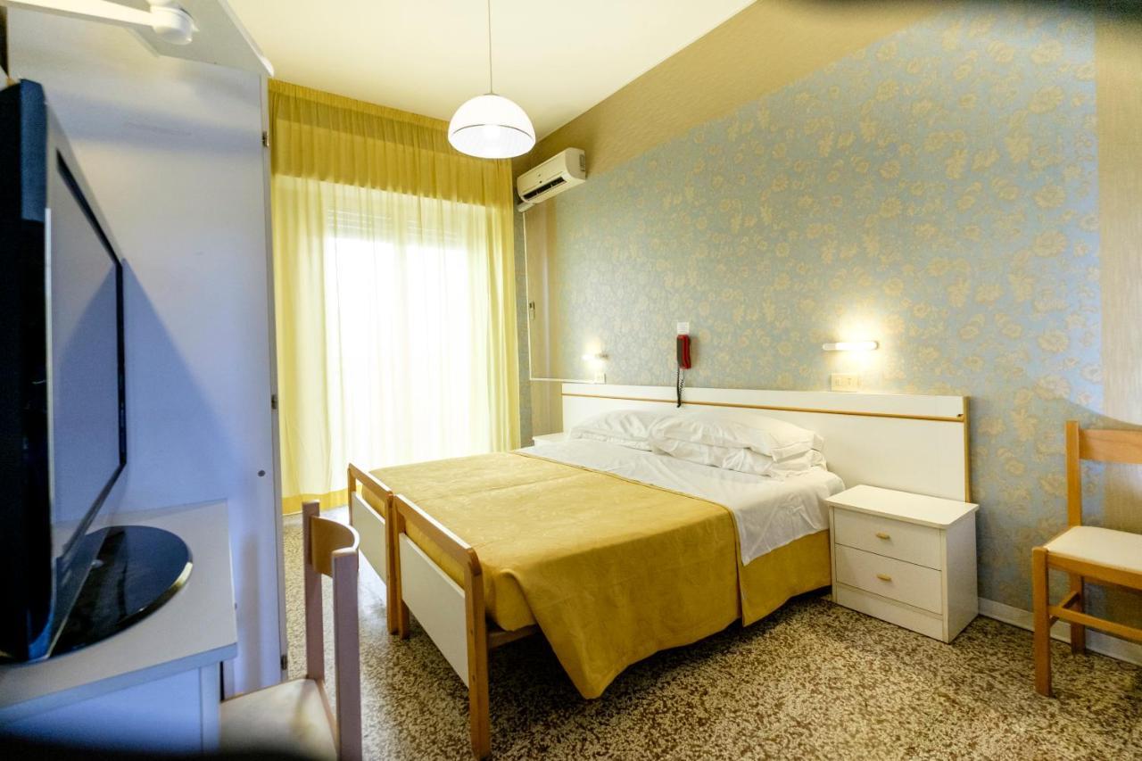Hotel Giumer リミニ エクステリア 写真