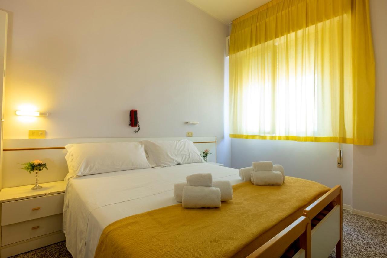 Hotel Giumer リミニ エクステリア 写真