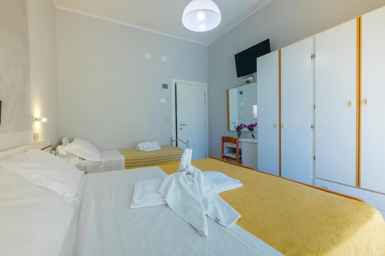 Hotel Giumer リミニ エクステリア 写真