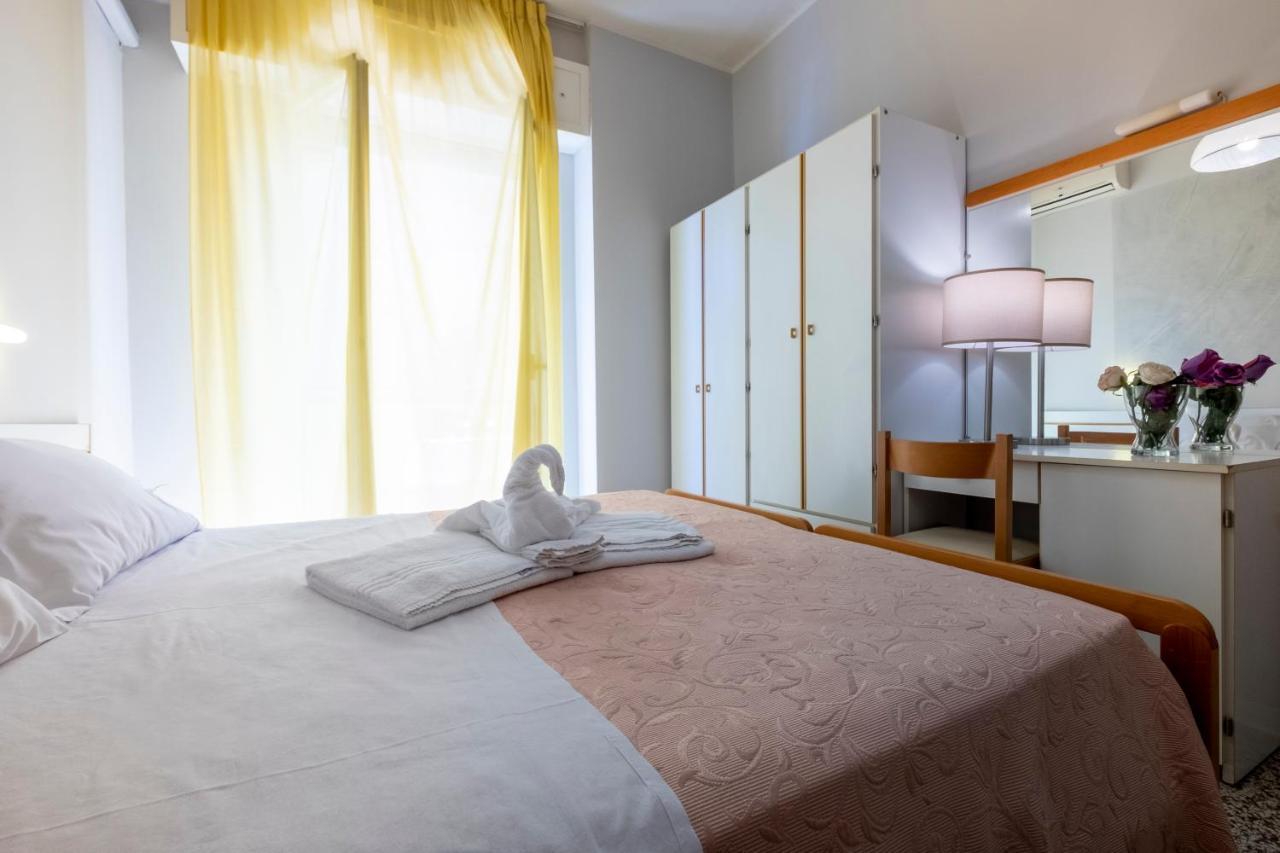 Hotel Giumer リミニ エクステリア 写真