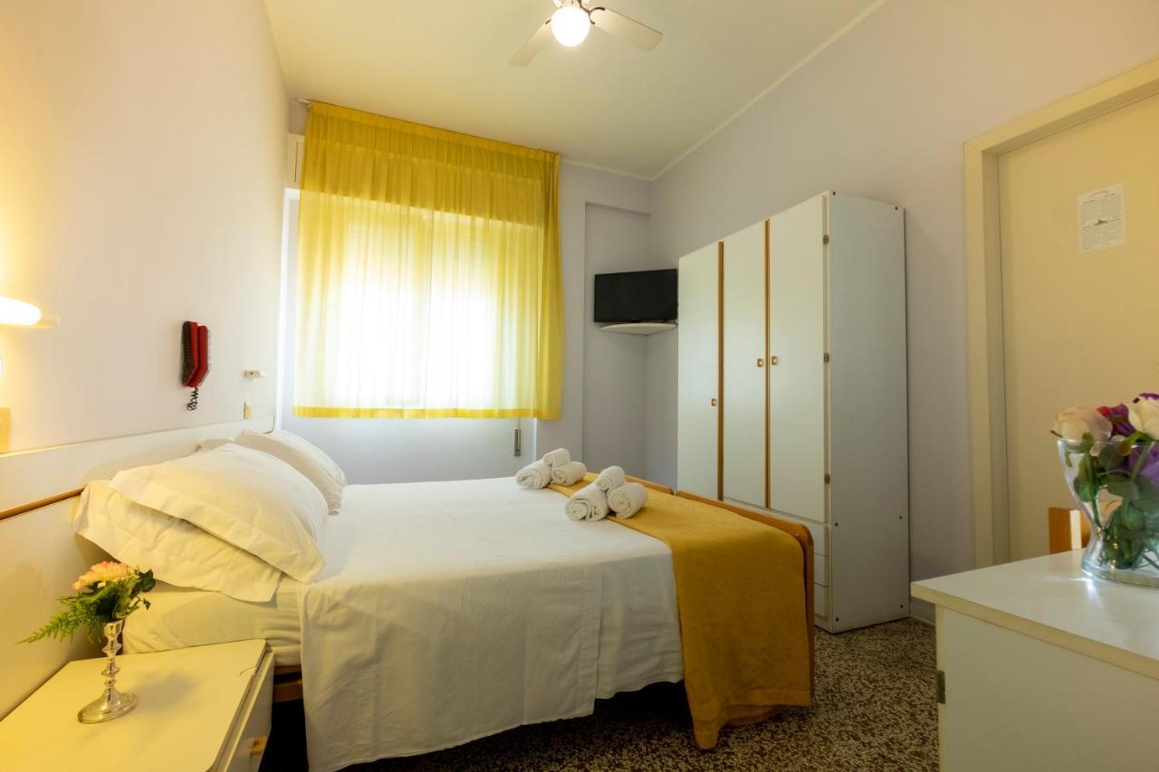 Hotel Giumer リミニ エクステリア 写真