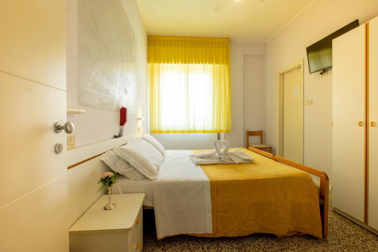 Hotel Giumer リミニ エクステリア 写真