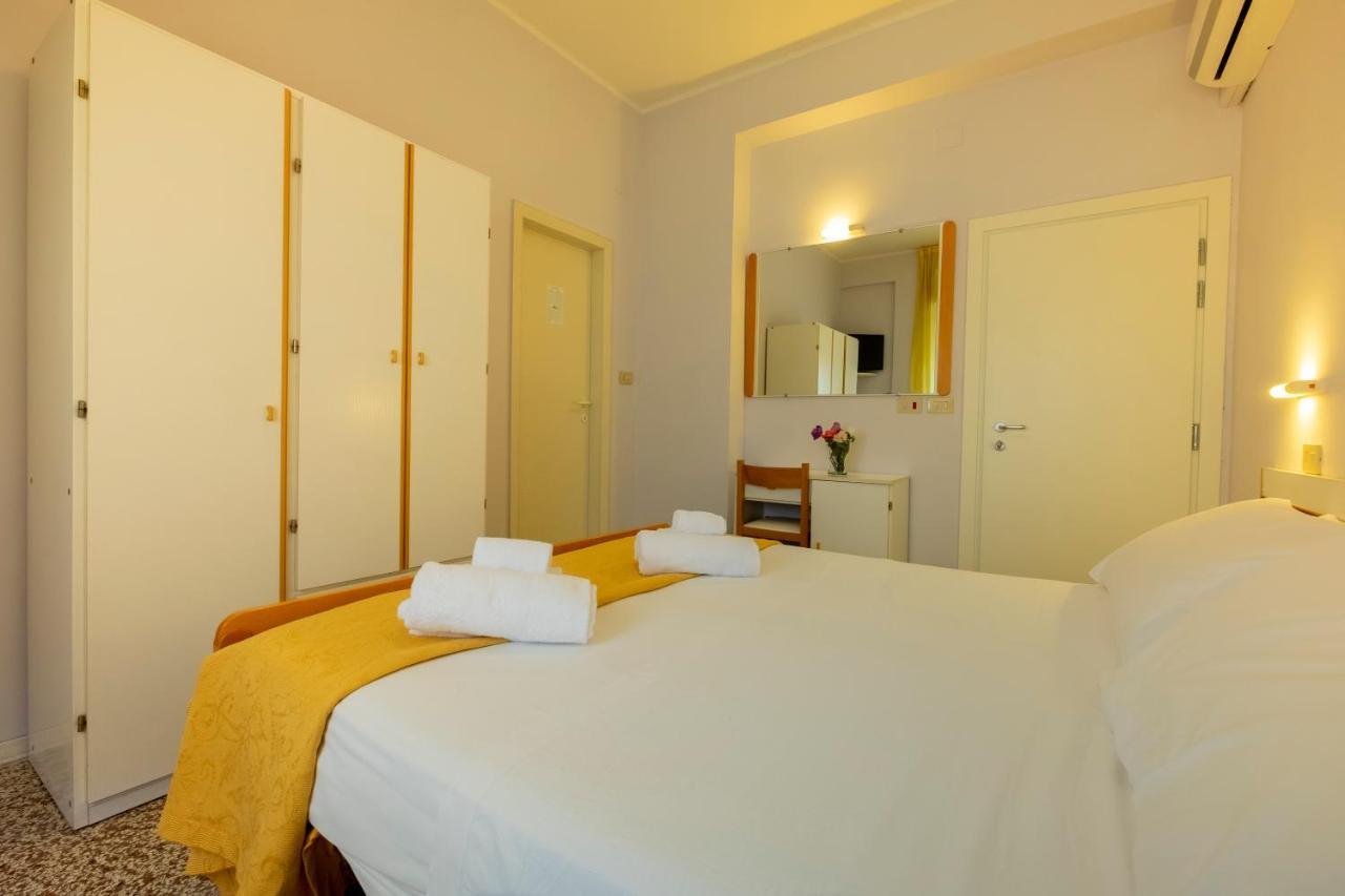 Hotel Giumer リミニ エクステリア 写真