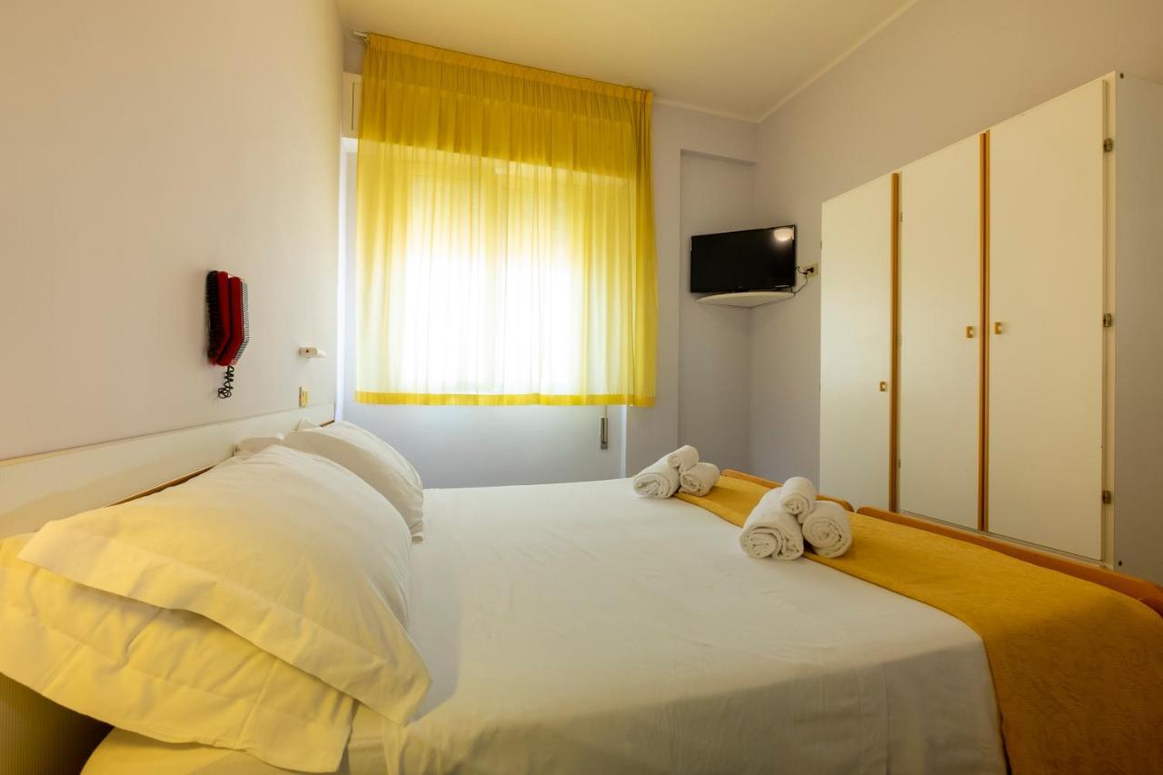 Hotel Giumer リミニ エクステリア 写真