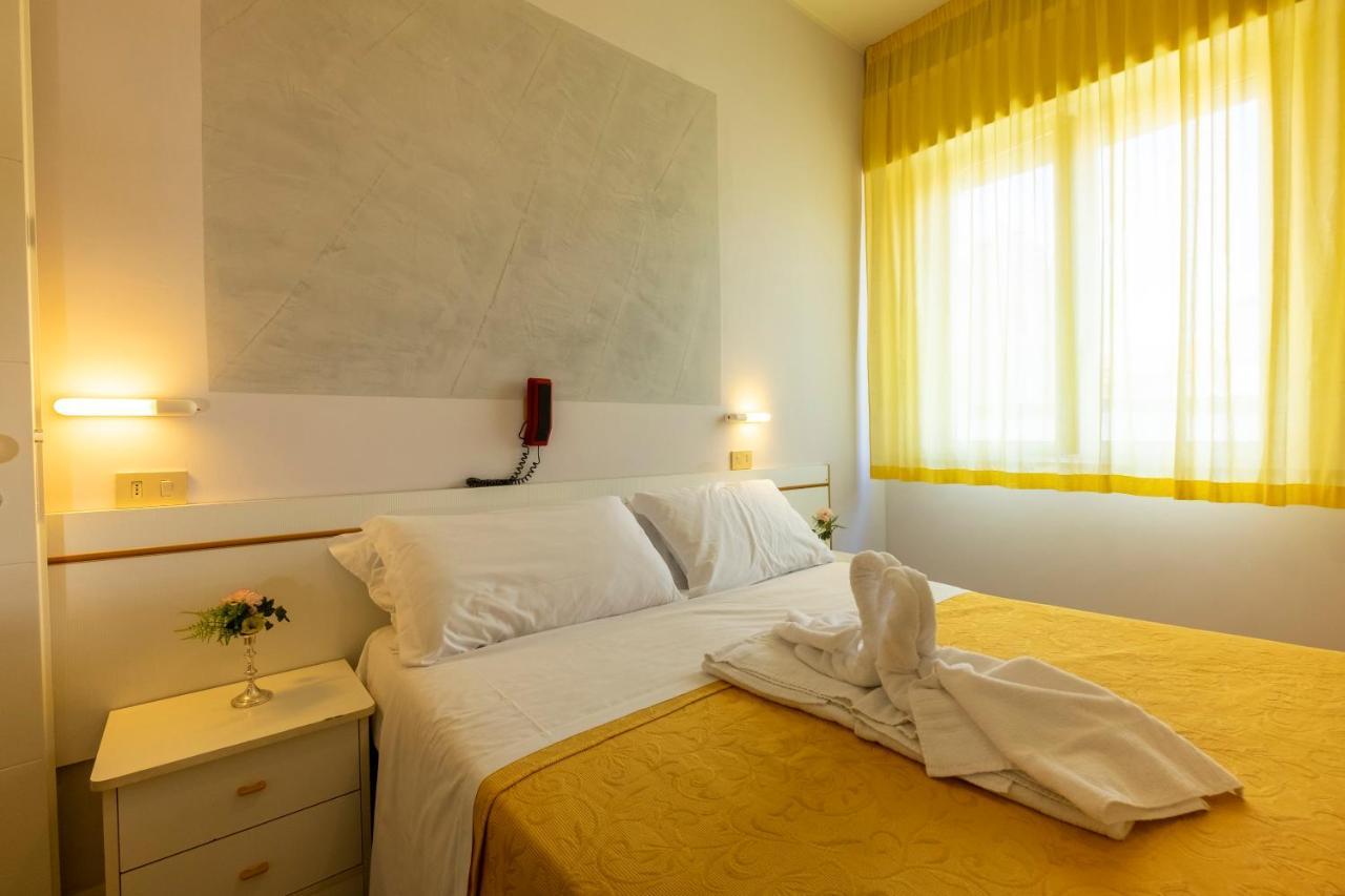 Hotel Giumer リミニ エクステリア 写真