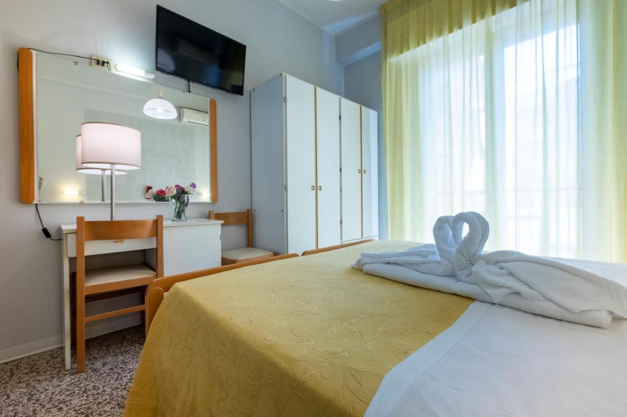 Hotel Giumer リミニ エクステリア 写真