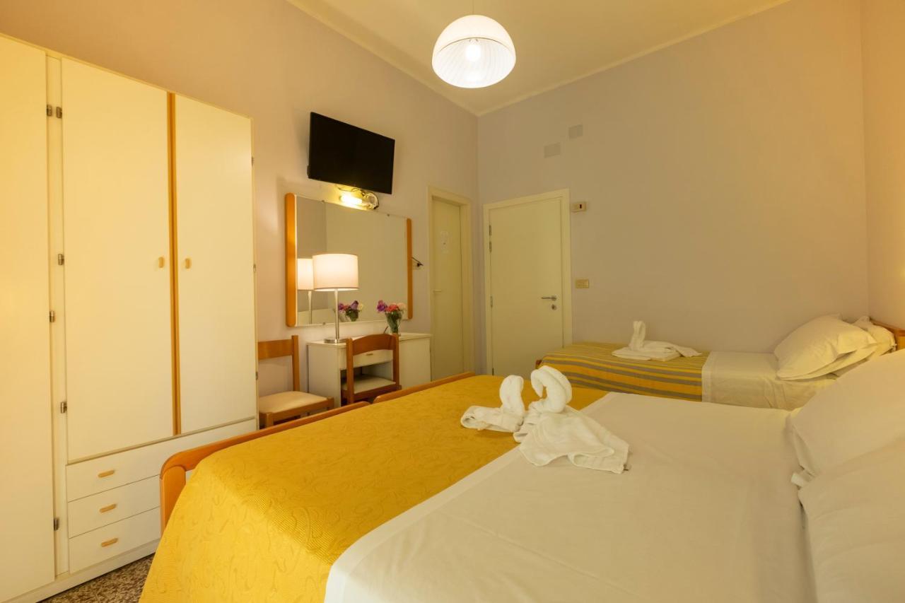 Hotel Giumer リミニ エクステリア 写真