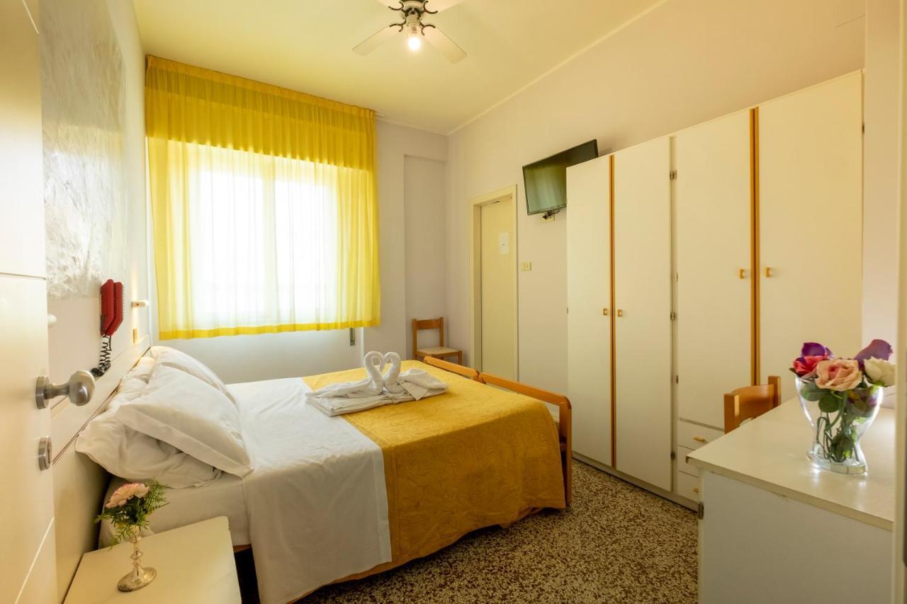 Hotel Giumer リミニ エクステリア 写真