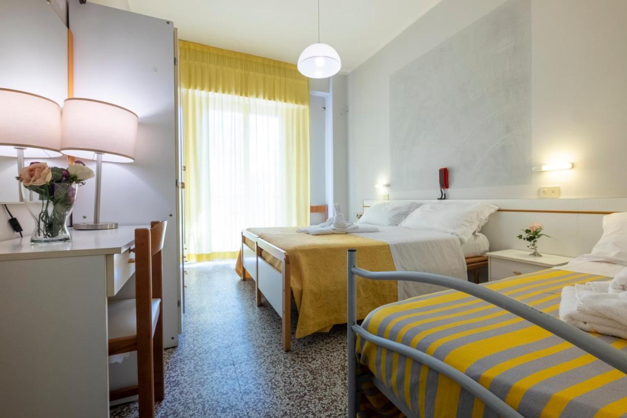 Hotel Giumer リミニ エクステリア 写真