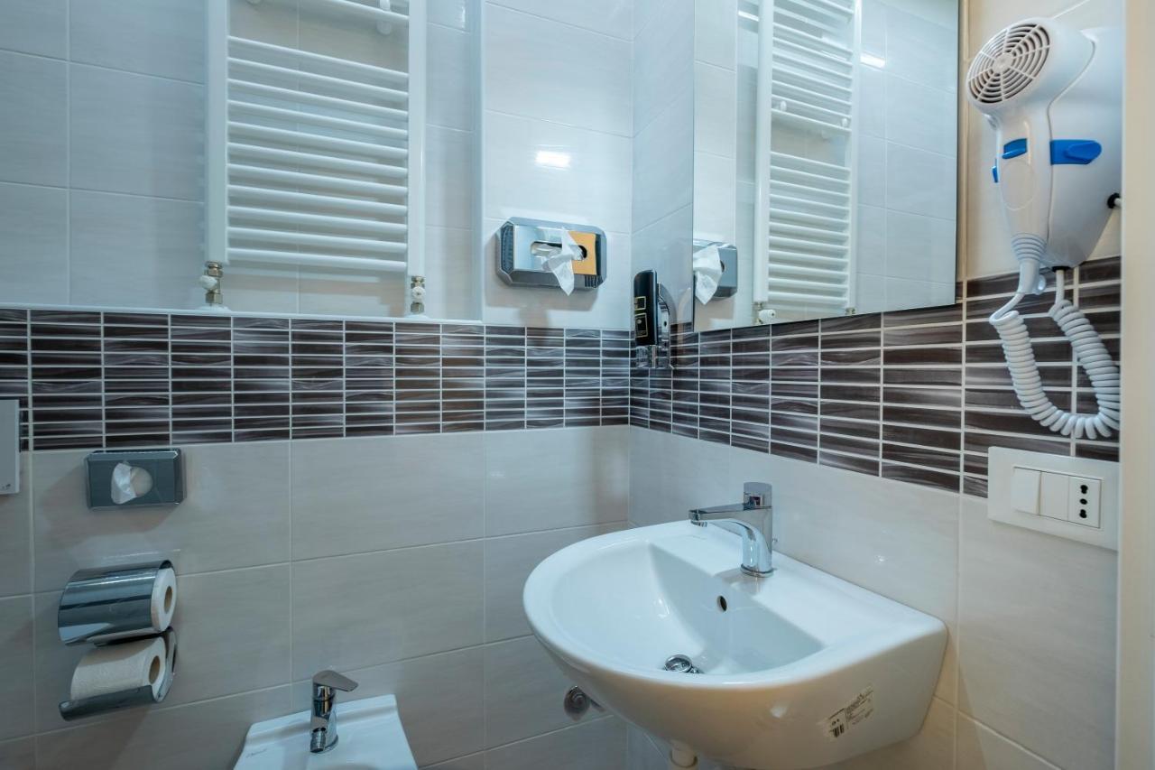 Hotel Giumer リミニ エクステリア 写真